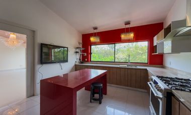 Casa en Venta en Colinas de San Javier con Alberca