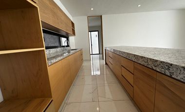 CASA EN VENTA DE 4 HABITACIONES EN PRIVADA PARQUE NATURA CHOLUL