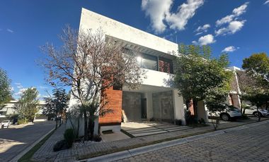 CASA EN RENTA  ESQUINA LOMAS DE ANGELOPOLIS III