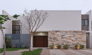 Casa de 2 recámaras con doble altura | zona conkal