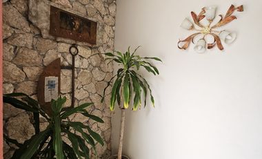 Casa de una planta, estilo colonial con jardines, dos recámaras y alberca