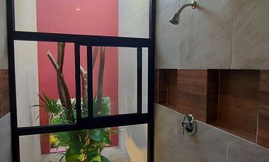 Casa de una planta, estilo colonial con jardines, dos recámaras y alberca