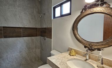 Casa de una planta, estilo colonial con jardines, dos recámaras y alberca