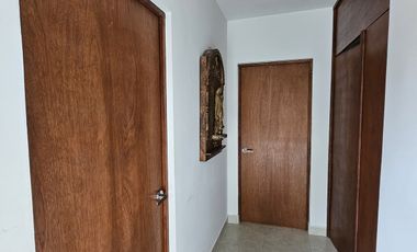 Casa de una planta, estilo colonial con jardines, dos recámaras y alberca