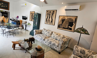 Casa de una planta, estilo colonial con jardines, dos recámaras y alberca