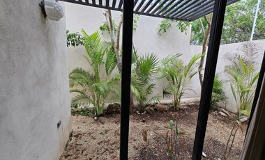 Casa de una planta, estilo colonial con jardines, dos recámaras y alberca