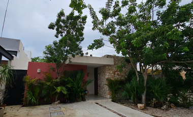 Casa de una planta, estilo colonial con jardines, dos recámaras y alberca