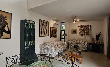 Casa de una planta, estilo colonial con jardines, dos recámaras y alberca