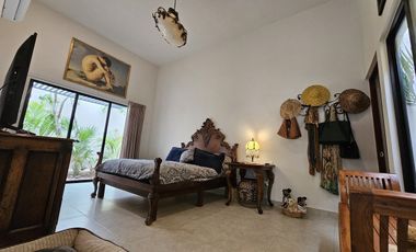 Casa de una planta, estilo colonial con jardines, dos recámaras y alberca