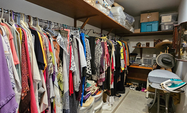 Casa de una planta, estilo colonial con jardines, dos recámaras y alberca