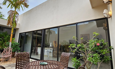 Casa de una planta, estilo colonial con jardines, dos recámaras y alberca