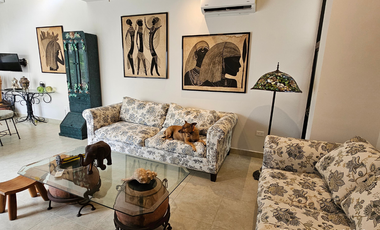 Casa de una planta, estilo colonial con jardines, dos recámaras y alberca