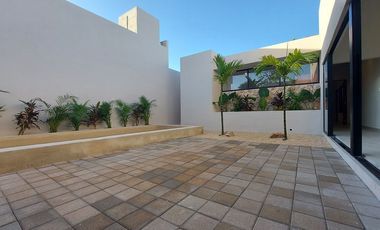 Casa de una planta, estilo colonial con jardines, dos recámaras y alberca