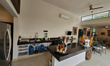 Casa de una planta, estilo colonial con jardines, dos recámaras y alberca