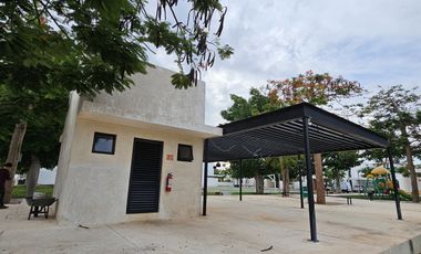 Casa de una planta, estilo colonial con jardines, dos recámaras y alberca