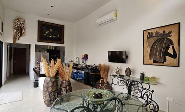 Casa de una planta, estilo colonial con jardines, dos recámaras y alberca