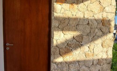 Casa de una planta, estilo colonial con jardines, dos recámaras y alberca
