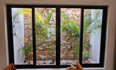 Casa de una planta, estilo colonial con jardines, dos recámaras y alberca