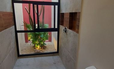 Casa de una planta, estilo colonial con jardines, dos recámaras y alberca