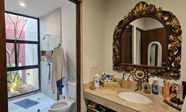 Casa de una planta, estilo colonial con jardines, dos recámaras y alberca