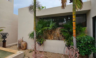 Casa de una planta, estilo colonial con jardines, dos recámaras y alberca