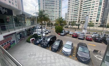 Excelente local en primer piso en Interlomas