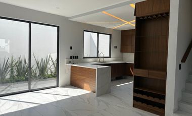 RENTA DE CASA EN SOLARES ALTANZA, CASA LISTA PARA ESTRENARSE, ALBERCA EN COTO