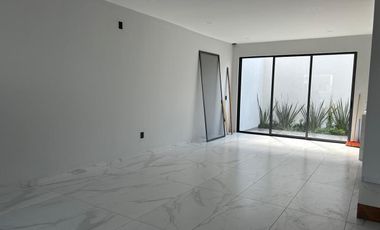 RENTA DE CASA EN SOLARES ALTANZA, CASA LISTA PARA ESTRENARSE, ALBERCA EN COTO