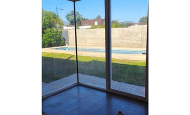 VENDO HERMOSA Y AMPLIA CASA EN EXCLUSIVO CONDOMINIO LIMACHE pb