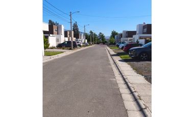 VENDO HERMOSA Y AMPLIA CASA EN EXCLUSIVO CONDOMINIO LIMACHE pb