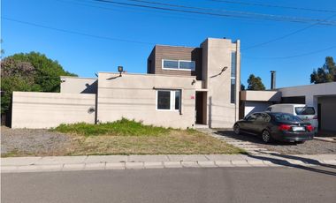 VENDO HERMOSA Y AMPLIA CASA EN EXCLUSIVO CONDOMINIO LIMACHE pb