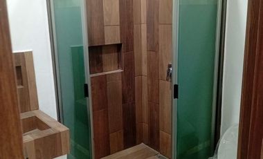 Casa en venta en col. Satélite, de una planta (cocina blanca al alto brillo).