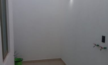 Casa en venta en col. Satélite, de una planta (cocina blanca al alto brillo).