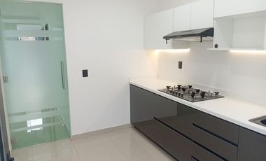 Casa en venta en col. Satélite, de una planta (cocina blanca al alto brillo).