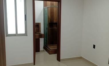 Casa en venta en col. Satélite, de una planta (cocina blanca al alto brillo).