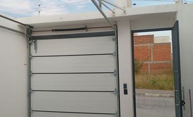 Casa en venta en col. Satélite, de una planta (cocina blanca al alto brillo).