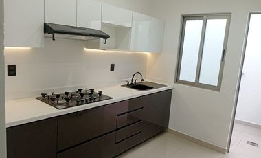 Casa en venta en col. Satélite, de una planta (cocina blanca al alto brillo).