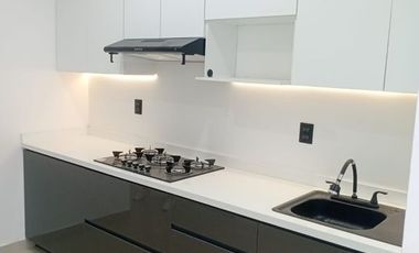 Casa en venta en col. Satélite, de una planta (cocina blanca al alto brillo).