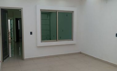 Casa en venta en col. Satélite, de una planta (cocina blanca al alto brillo).