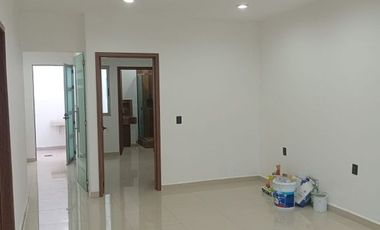 Casa en venta en col. Satélite, de una planta (cocina blanca al alto brillo).