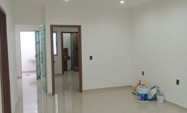 Casa en venta en col. Satélite, de una planta (cocina blanca al alto brillo).