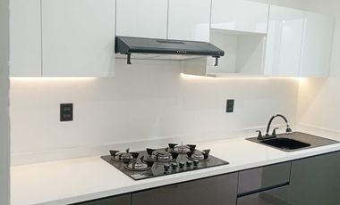 Casa en venta en col. Satélite, de una planta (cocina blanca al alto brillo).