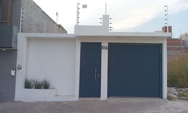 Casa en venta en col. Satélite, de una planta (cocina blanca al alto brillo).