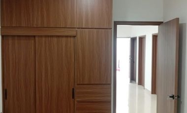 Casa en venta en col. Satélite, de una planta (cocina blanca al alto brillo).