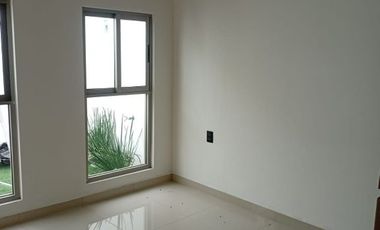 Casa en venta en col. Satélite, de una planta (cocina blanca al alto brillo).