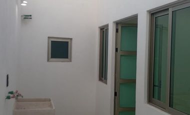 Casa en venta en col. Satélite, de una planta (cocina blanca al alto brillo).