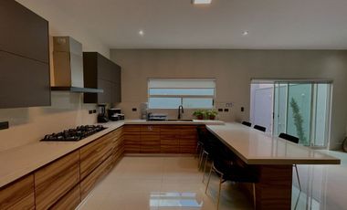 CASA EN RENTA AMUEBLADA Y EQUIPADA EN CUMBRES ELITE 7 SECTOR - MTY, NL