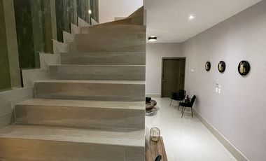 CASA EN RENTA AMUEBLADA Y EQUIPADA EN CUMBRES ELITE 7 SECTOR - MTY, NL