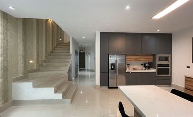 CASA EN RENTA AMUEBLADA Y EQUIPADA EN CUMBRES ELITE 7 SECTOR - MTY, NL