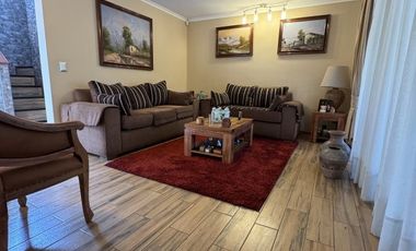 Casa en Arriendo en Avenida Laguna Nº 3051